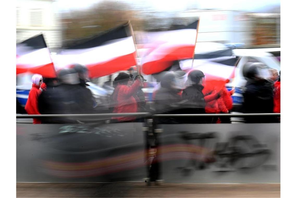 Teilnehmer einer Neonazi-Demonstration werden von der Polizei begleitet. Foto: Hendrik Schmidt/dpa-Zentralbild/dpa
