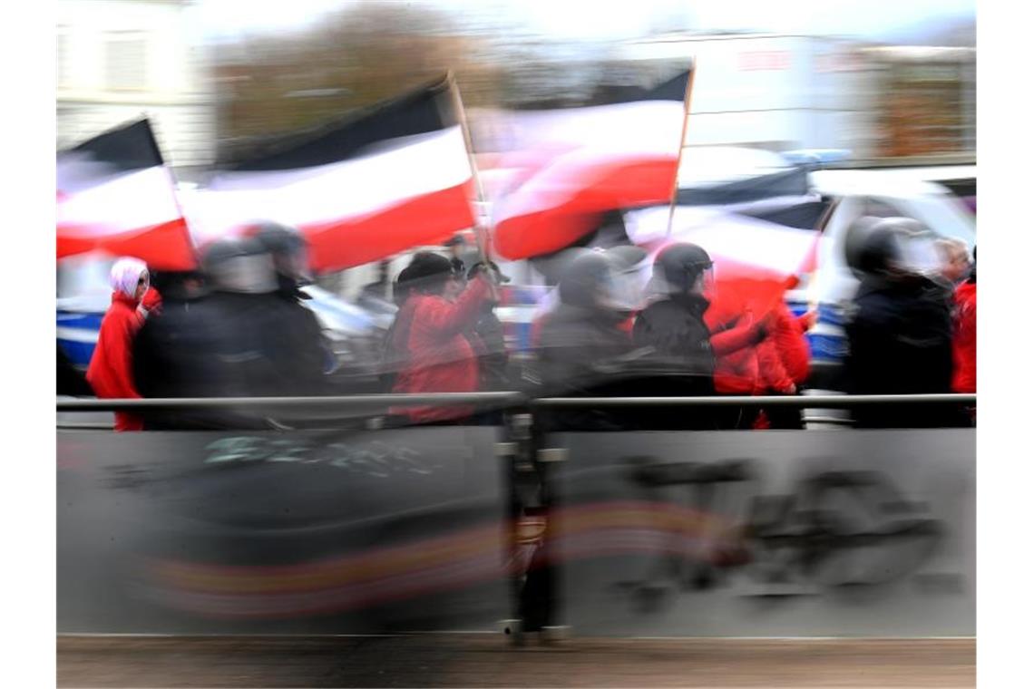 Klare Mehrheit findet Rechtsextremismus bedrohlich Teilnehmer einer Neonazi-Demonstration werden von der Polizei begleitet. Foto: Hendrik Schmidt/dpa-Zentralbild/dpa