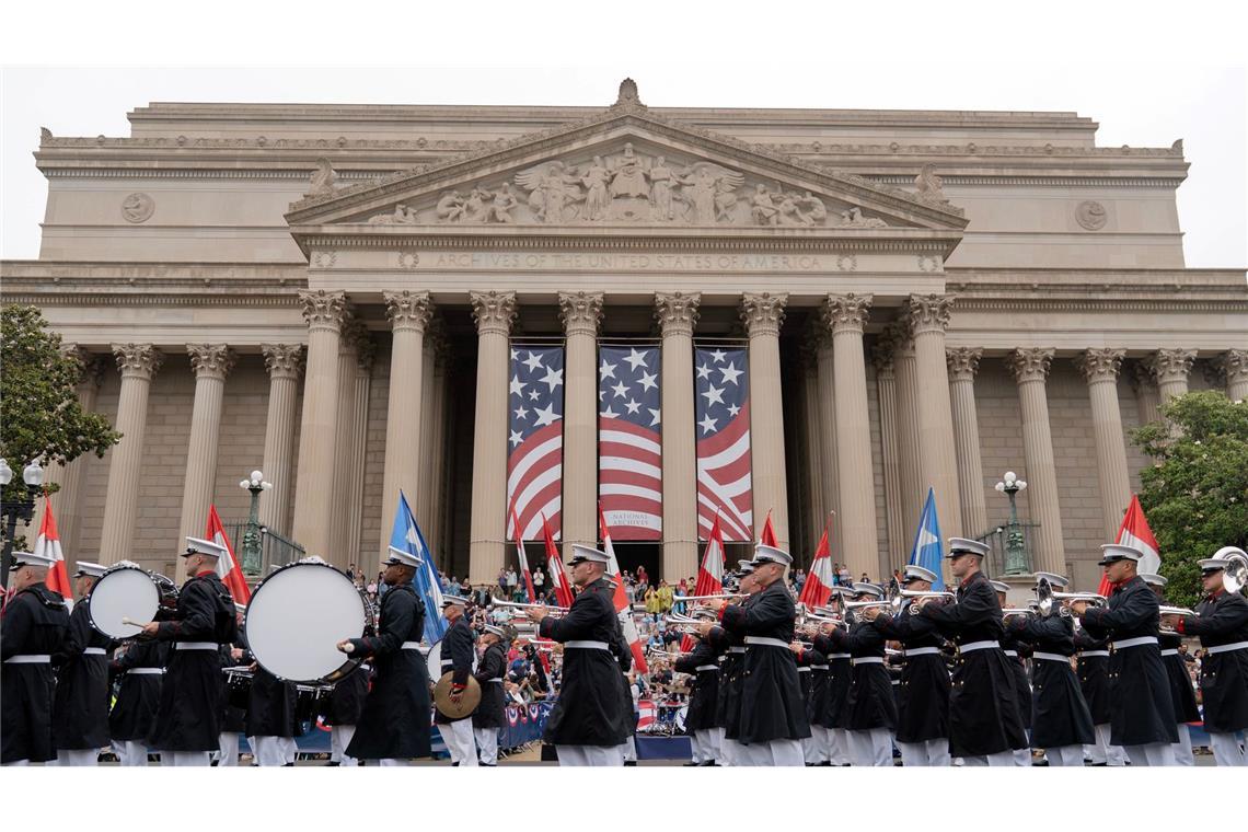 Teilnehmer einer Parade marschieren in der Nähe der National Mall.