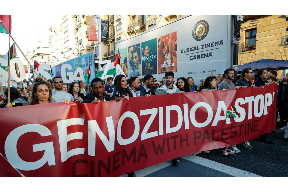 Demo nach Gaza-Doku bei Filmfestival in Spanien Teilnehmer einer propalästinensischen Demonstration im spanischen Teil des Baskenlandes warfen Israel einen Völkermord im Gazastreifen vor.