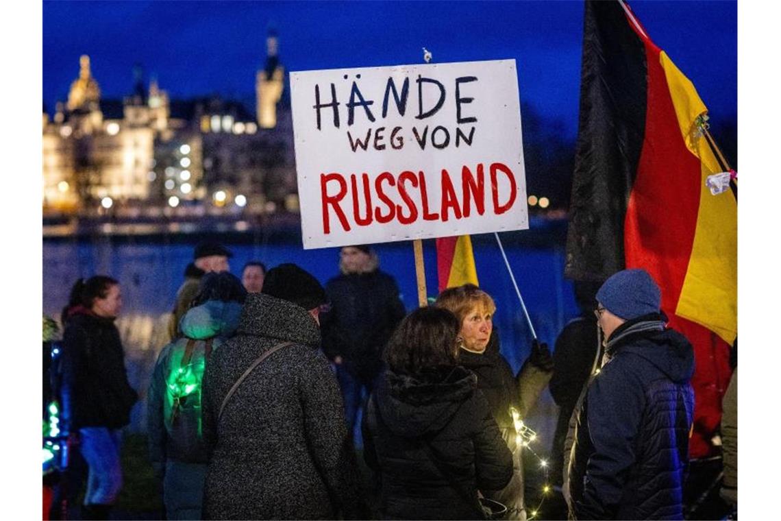 So geht die rechte Szene mit dem Ukraine-Krieg um Teilnehmer einer Protestaktion gegen die Corona-Schutzmaßnahmen. Foto: Jens Büttner/dpa-Zentralbild/dpa