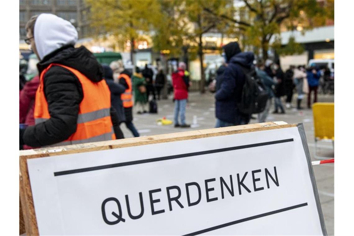 Innenminister schätzen „Querdenken“ unterschiedlich ein Teilnehmer einer Querdenken-Demo stehen auf dem Alexanderplatz in Berlin. Foto: Fabian Sommer/dpa/Archivbild