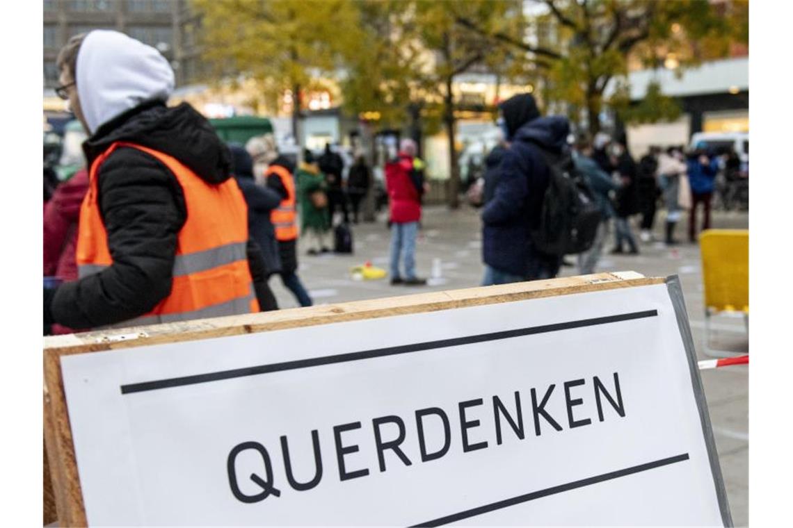 Teilnehmer einer Querdenken-Demo stehen auf dem Alexanderplatz in Berlin. Foto: Fabian Sommer/dpa/Archivbild