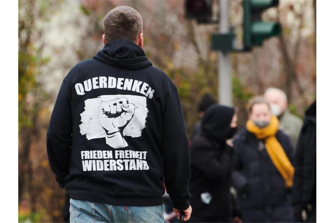Teilnehmer einer „Querdenken“-Demonstration in Berlin (Archiv). Foto: Annette Riedl/dpa