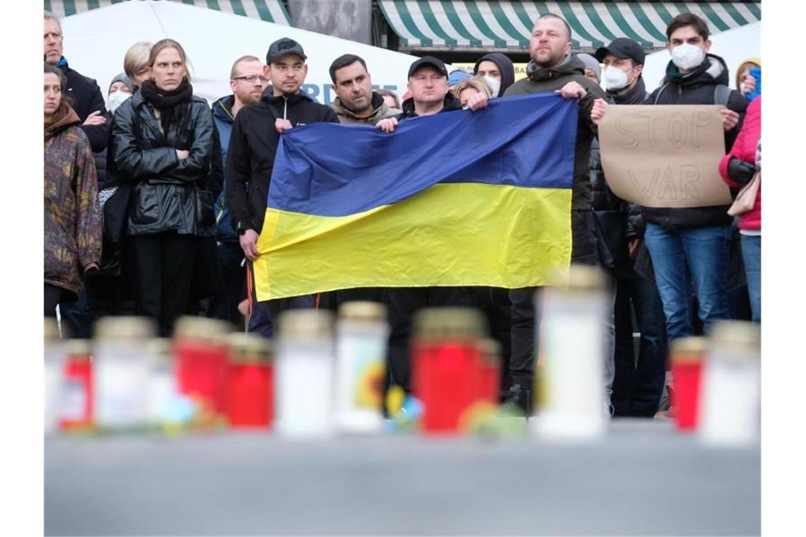 Tausende protestieren gegen Angriff Russlands auf Ukraine Teilnehmer einer Solidaritätskundgebung für die Ukraine in Leipzig halten die ukrainische Landesflagge. Foto: Sebastian Willnow/dpa-Zentralbild/dpa