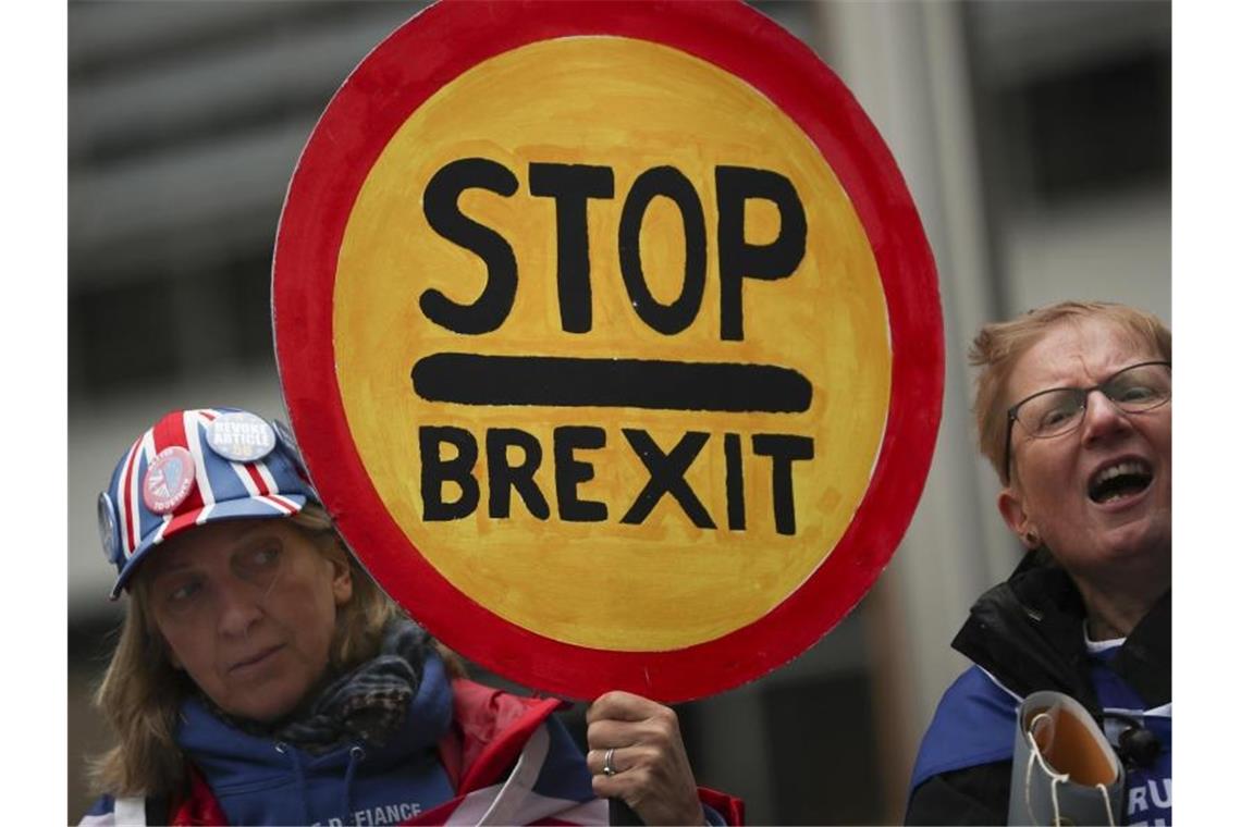 Brexit-Streit: Johnson und Varadkar sehen möglichen Ausweg Teilnehmer eines Anti-Brexit-Protestes in Brüssel halten ein Schild mit der Aufschrift: Stop - Brexit. Die Protestierenden fordern die Ablehnung der Ausstiegsvorschläge des britischen Premierministers Johnson. Foto: Francisco Seco/AP/dpa