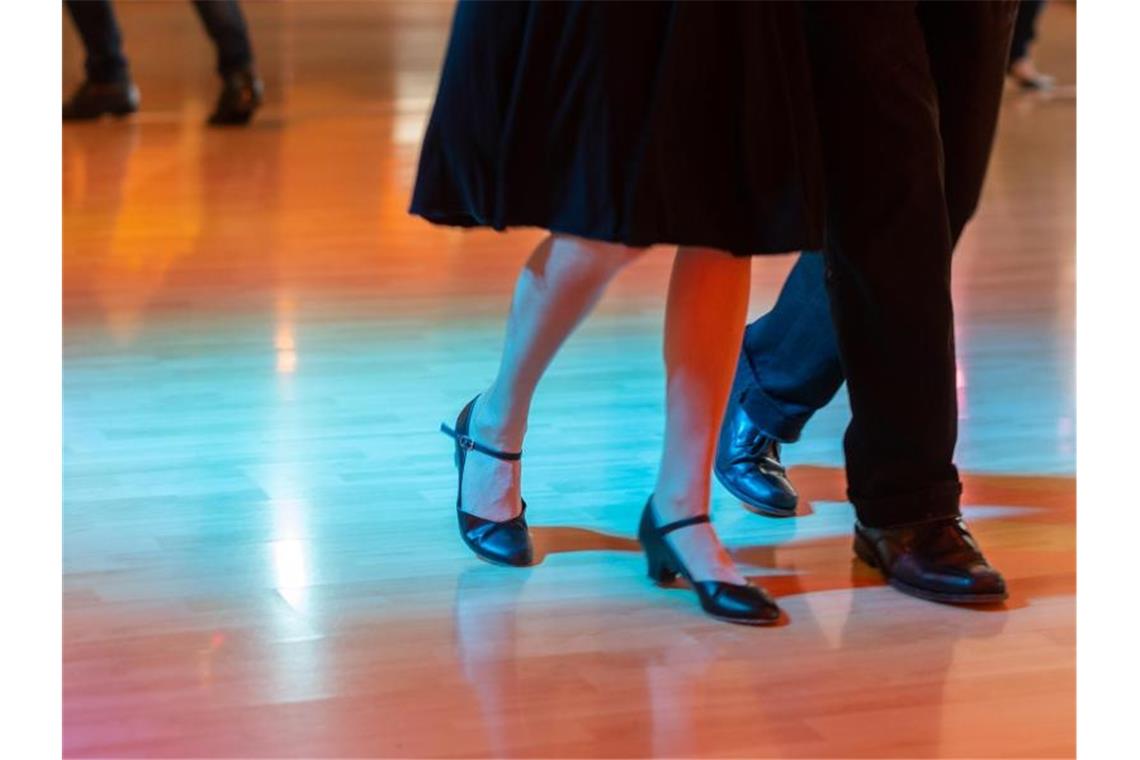 Teilnehmer eines Kurses an einer Tanzschule tanzen miteinander. Foto: Robert Michael/dpa-Zentralbild/dpa/Symbolbild