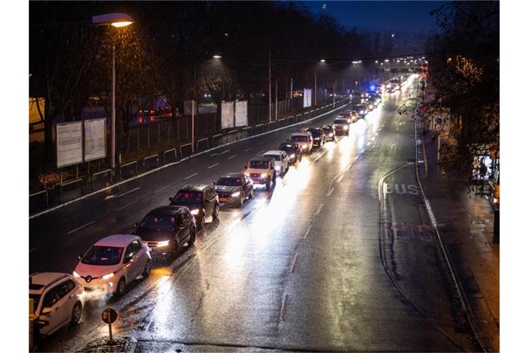 Teilnehmer fahren bei einem „Querdenken“-Autokorso. Foto: Christoph Schmidt/dpa/Archivbild