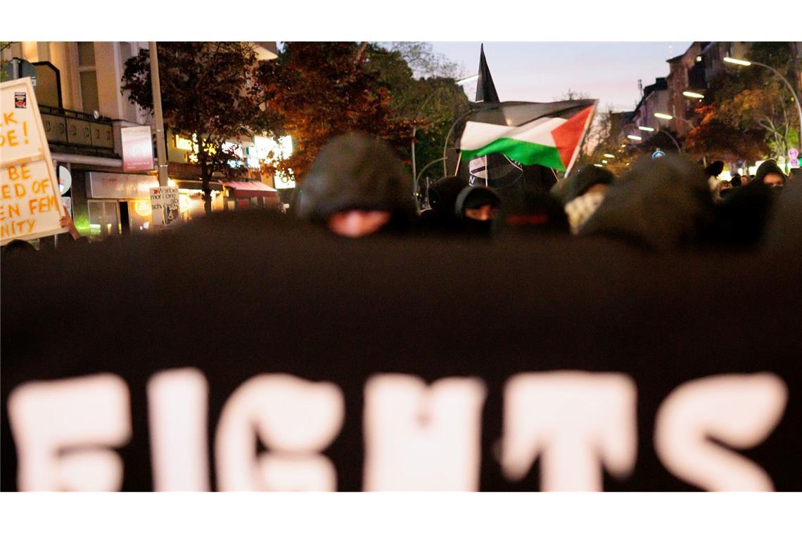 Teilnehmer halten ein Banner mit dem Wort „Fights“ während der Demonstration "Take back the Night" im Berliner Bezirk Kreuzberg.