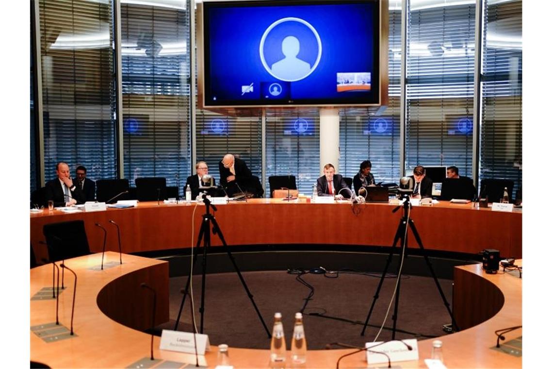 Teilnehmer kommen zur Sitzung des Bundestags-Untersuchungsausschusses zum Bilanzskandal Wirecard zusammen. Foto: Kay Nietfeld/dpa