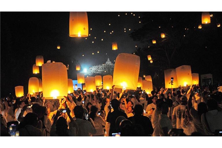 Teilnehmer lassen während des Vesak-Laternenfestes Laternen los.