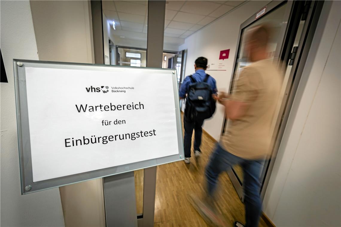 Einbürgerungstest: Mit Multiple Choice zur Staatsbürgerschaft Teilnehmer machen sich auf den Weg in den Prüfungsraum und zugleich auf den Weg zur deutschen Staatsbürgerschaft. Foto: Alexander Becher