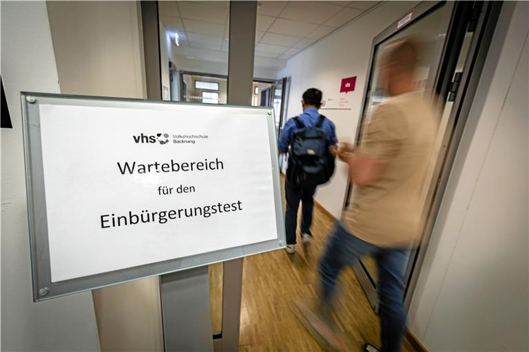 Teilnehmer machen sich auf den Weg in den Prüfungsraum und zugleich auf den Weg zur deutschen Staatsbürgerschaft. Foto: Alexander Becher