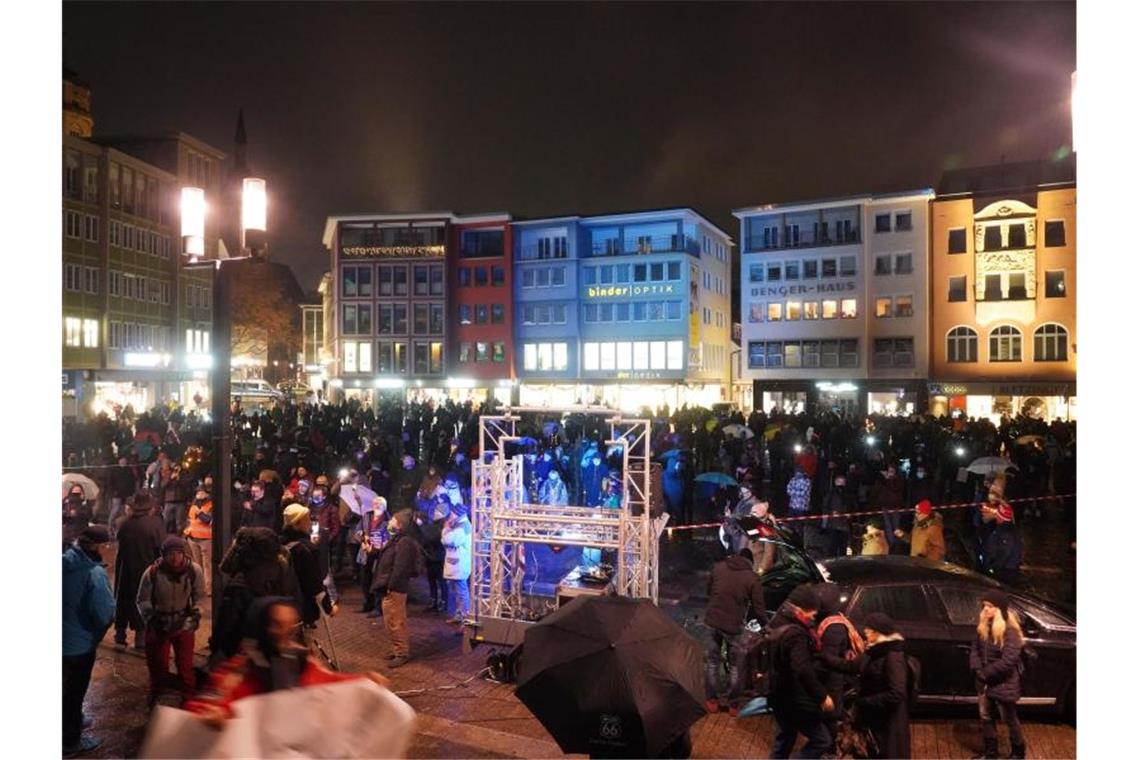 Teilnehmer nehmen an einer Demonstration auf dem Stuttgarter Marktplatz teil. Foto: Andreas Rosar/dpa