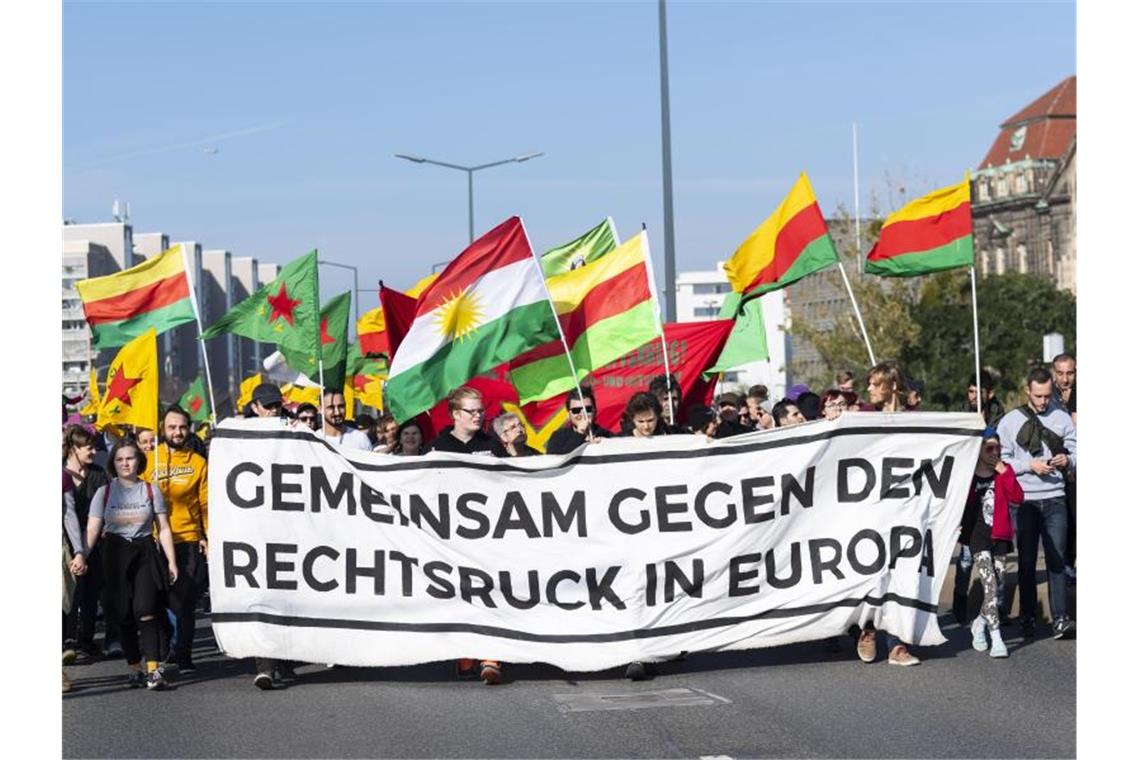 Teilnehmer protestieren „Gemeinsam gegen den Rechtsruck in Europa“ und gegen die Dresdener Pegida-Bewegung. Foto: Matthias Rietschel/dpa-Zentralbild/dpa