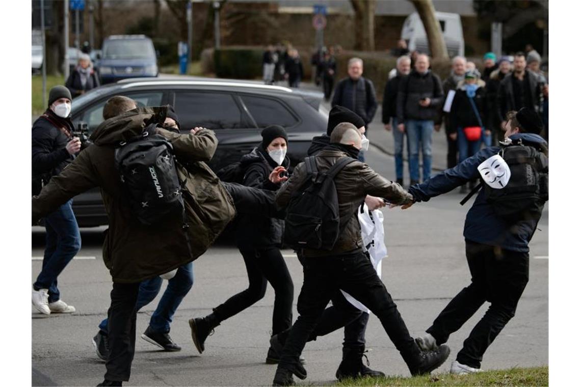 Gewalt bei Demo gegen Corona-Maßnahmen in Kassel Teilnehmer rangeln sich bei einer Kundgebung unter dem Motto „Freie Bürger Kassel - Grundrechte und Demokratie“. Foto: Swen Pförtner/dpa
