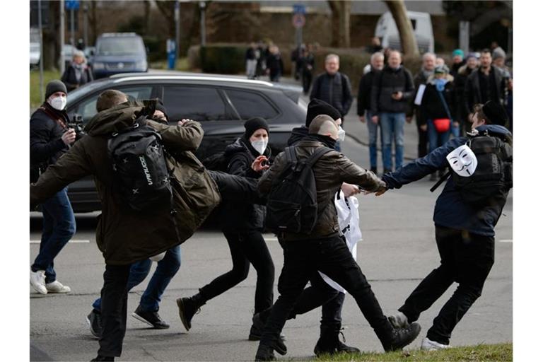 Teilnehmer rangeln sich bei einer Kundgebung unter dem Motto „Freie Bürger Kassel - Grundrechte und Demokratie“. Foto: Swen Pförtner/dpa