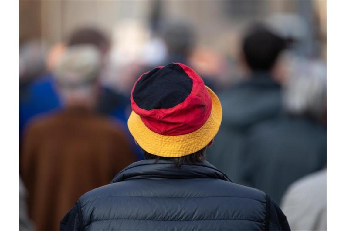 Publikation relativiert Sachsens Ruf als rechte Hochburg Teilnehmer stehen bei einer Kundgebung der islam- und ausländerfeindlichen Pegida-Bewegung auf dem Neumarkt in Dresden. Foto: Sebastian Kahnert/dpa-Zentralbild/dpa