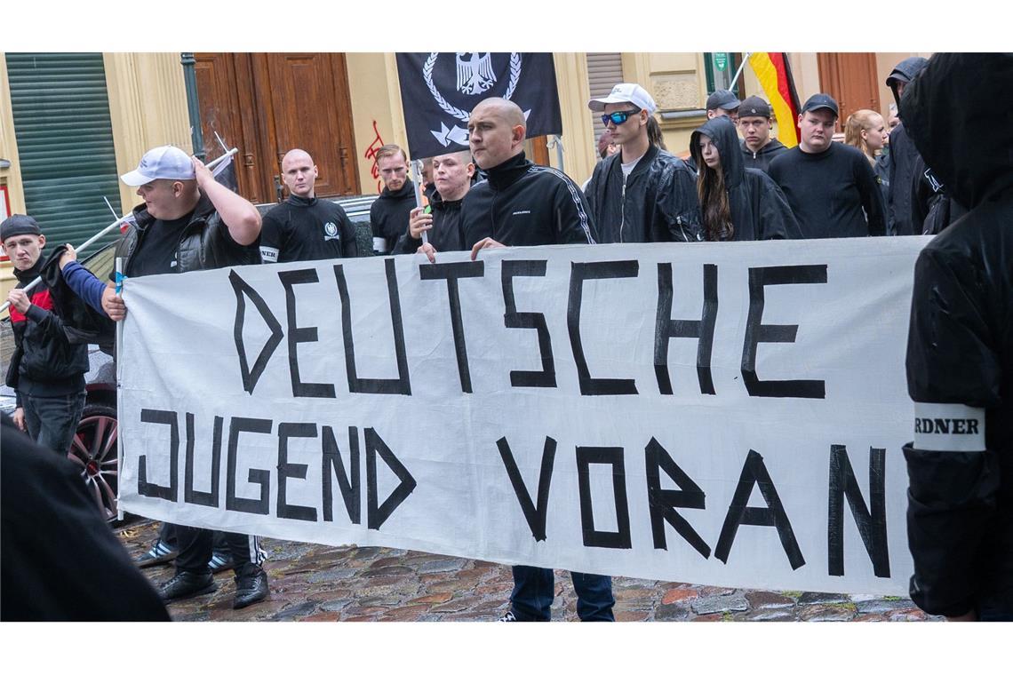 Teilnehmer stehen bei einer rechten Gegendemonstration zum Christopher Street Day in Bernau (Archivbild).