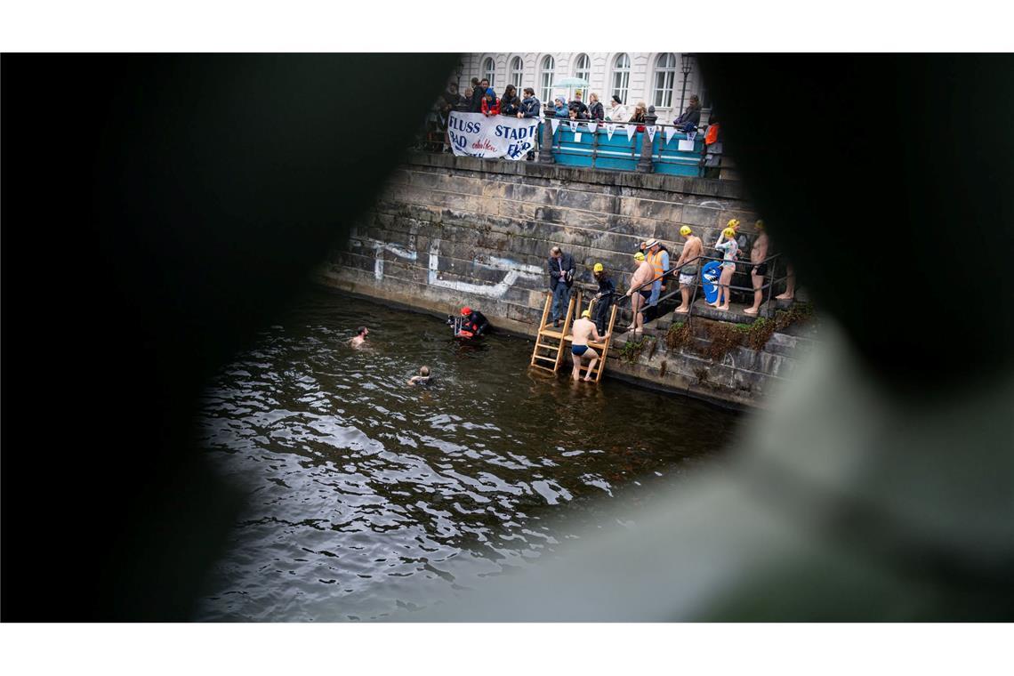 Bilder des Tages Teilnehmer steigen bei der Schwimmdemonstration gegen das Badeverbot in der Spree in Berlin ins Wasser.