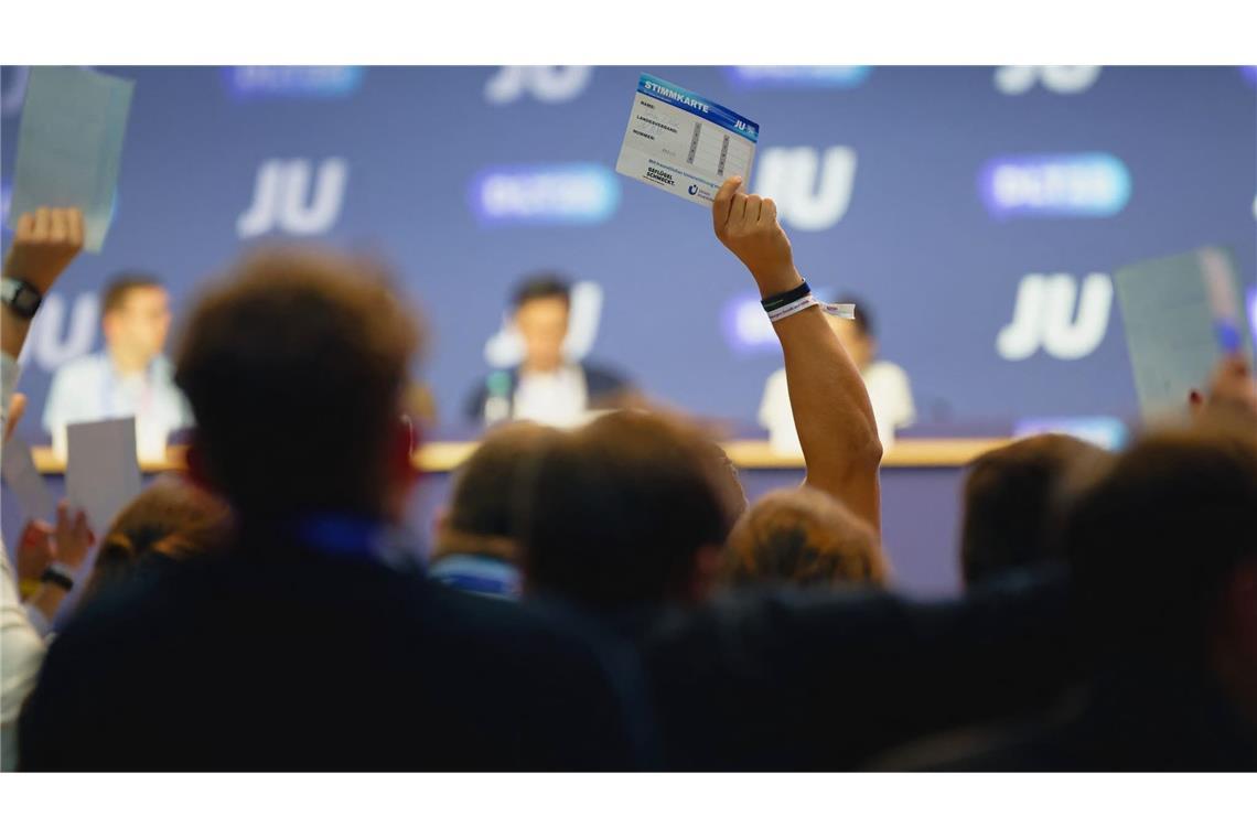 Teilnehmer stimmen beim Deutschlandtag der Jungen Union (JU) ab. (zu dpa: «Merz verspricht Junger Union straffen Reformkurs»)