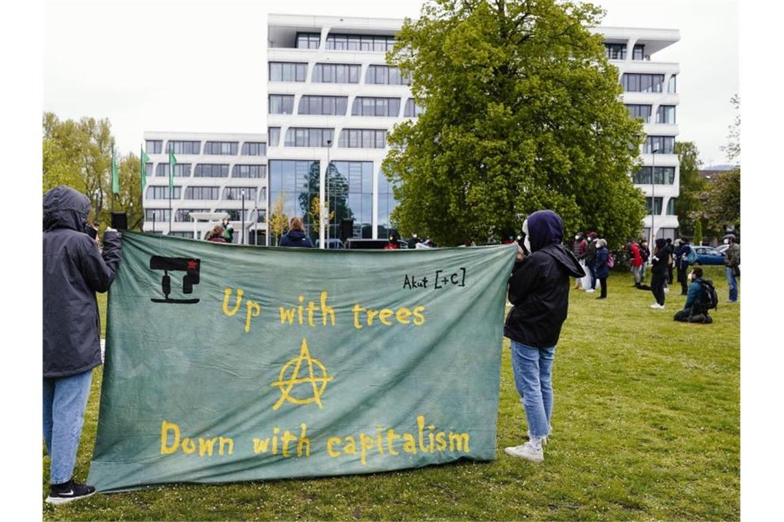 Erneut Protest von Klimaschützern gegen Heidelbergcement Teilnehmer verschiedener Menschenrechts- und Klimagerechtigkeitsgruppen. Foto: Uwe Anspach/dpa