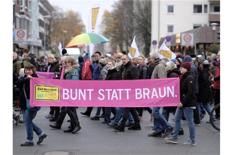 Teilnehmer zeigen das Motto der Gegendemonstration. Foto: Ole Spata/dpa