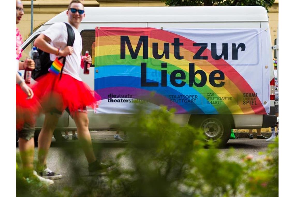 Teilnehmer ziehen bei der Parade zum Christopher Street Day (CSD) durch die Stuttgarter Innenstadt. Foto: Christoph Schmidt/dpa/Archivbild