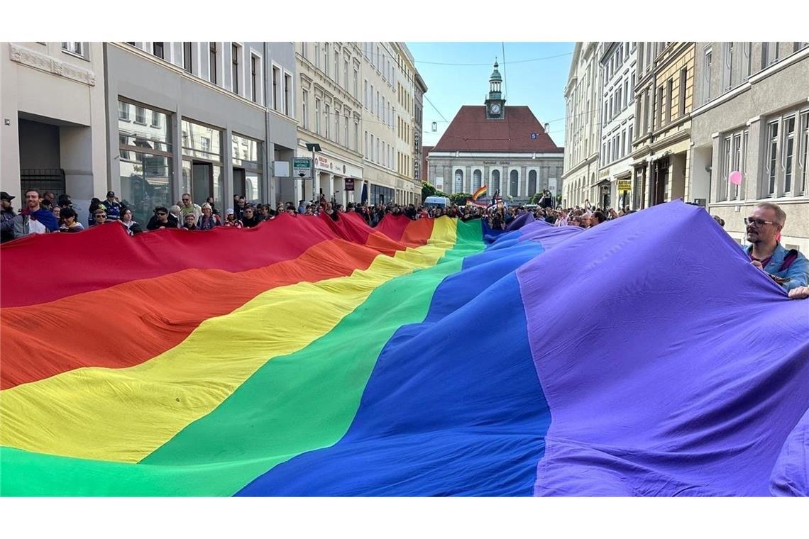 Bilder des Tages Teilnehmer ziehen mit einer überdimensionalen Regenbogenfahne beim 4. Christopher Street Day (CSD) durch die Stadt.