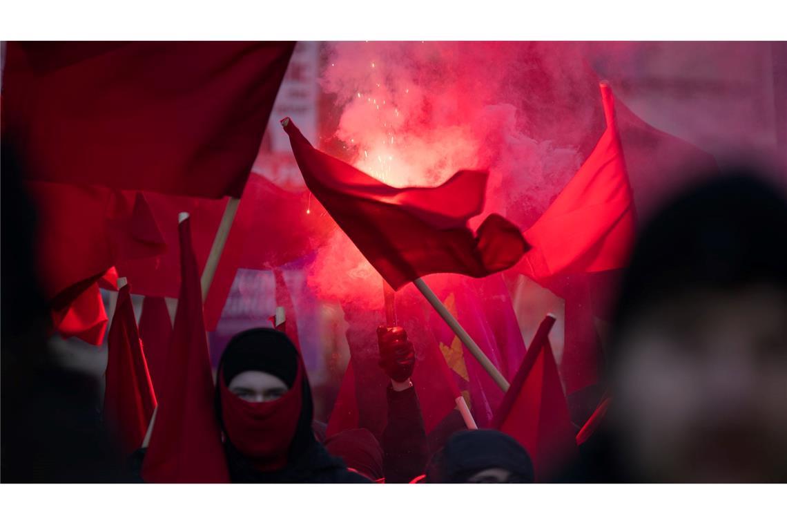Bilder des Tages Teilnehmer zünden während der Demonstration "Luxemburg-Liebknecht-Ehrung 2025" im Gedenken an die 1919 ermordeten Rosa Luxemburg und Karl Liebknecht ein Bengalo.