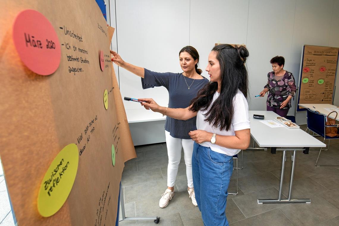 Die neue Zukunft
der Kindertagespflege Teilnehmerinnen tauschen sich aus (von links): Pelin Bulkurcu und Nese San-Schassberger sowie Maria Slavova (im Hintergrund). Foto: A. Becher