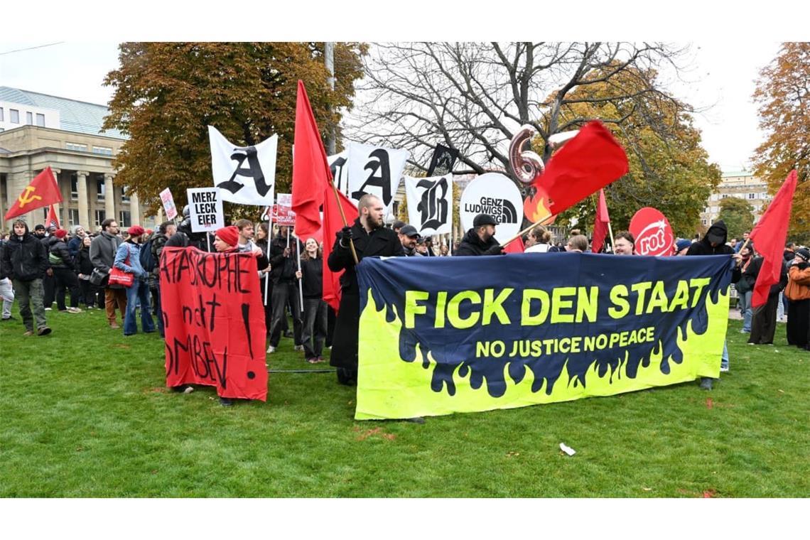 Teilnehmerinnen und Teilnehmer der Gen Z Demonstrationen setzen sich unter anderem gegen steigende Lebenshaltungskosten und gegen eine Wehrpflicht ein. Aber auch Kritik am Staat wurde deutlich.