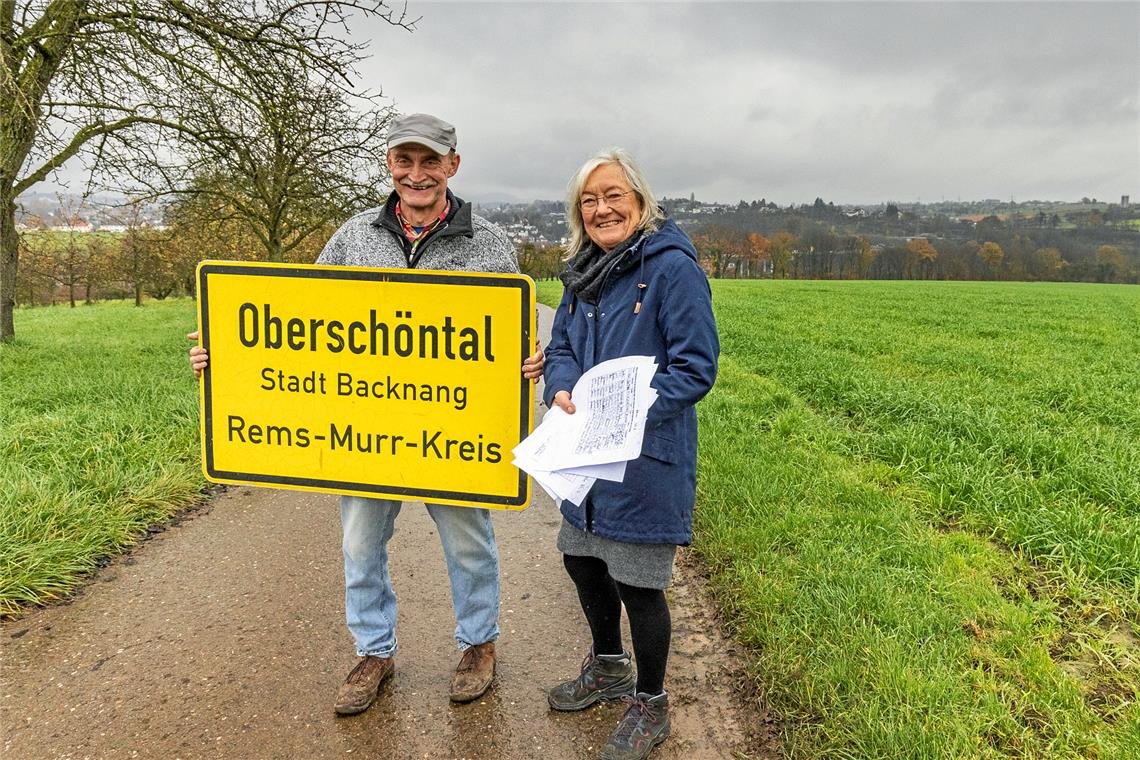 Teilortsanwalt Hermann Wahl und Sabine Kutter von der Bürgerinitiative Schöntal stehen unweit der Stelle, an der die angedachte Umgehungsstraße die Felder östlich von Schöntal queren würde. Foto: Dietmar van der Linden