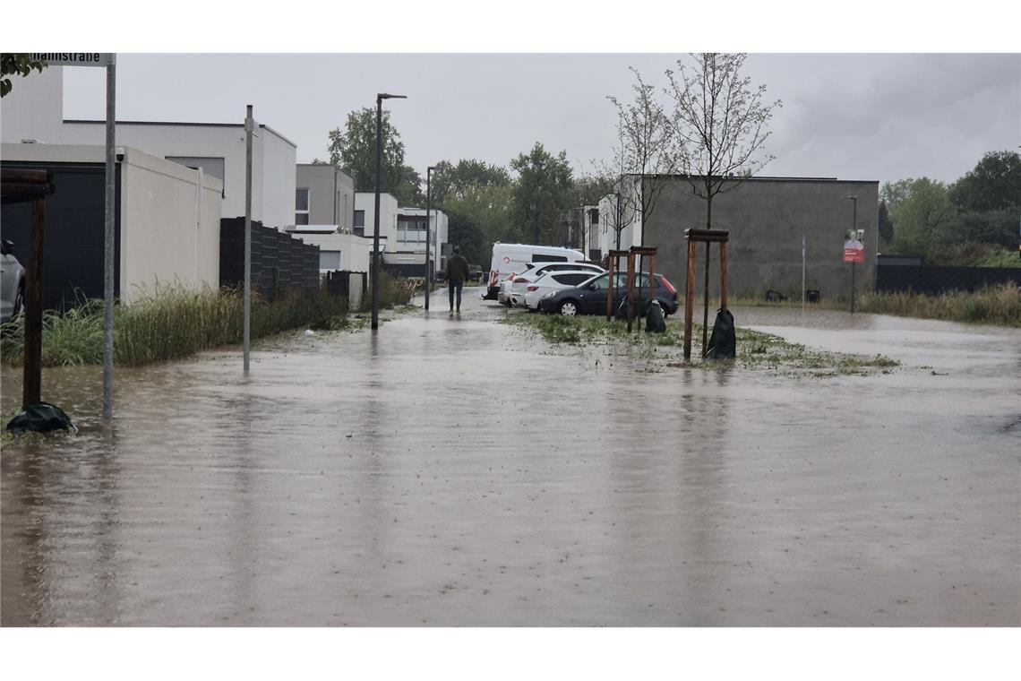 Teils stehen ganze Straßen unter Wasser.