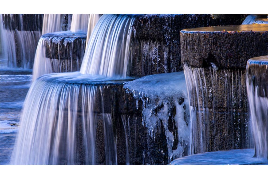 Teilweise vereiste Kaskaden durch anhaltendes Frostwetter in Ludwigslust.
