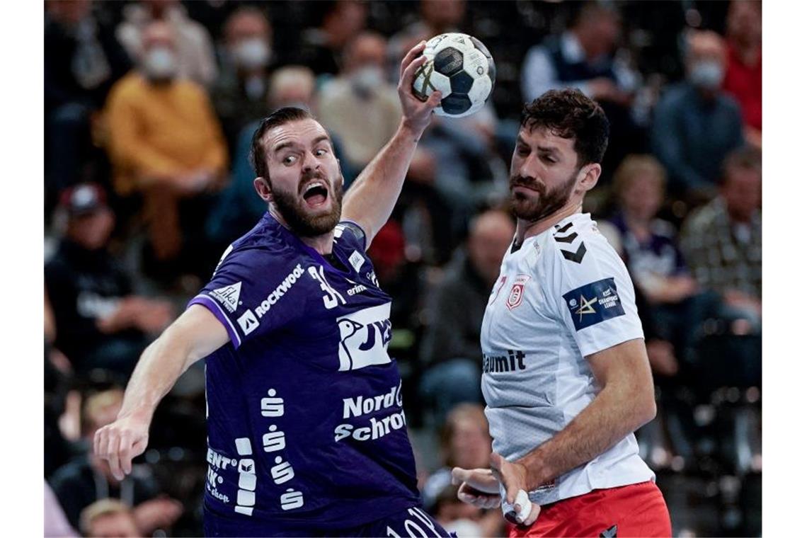 Teitur Örn Einarsson (l) setzte sich mit der SG Flensburg-Handewitt gegen Dinamo Bukarest durch. Foto: Axel Heimken/dpa