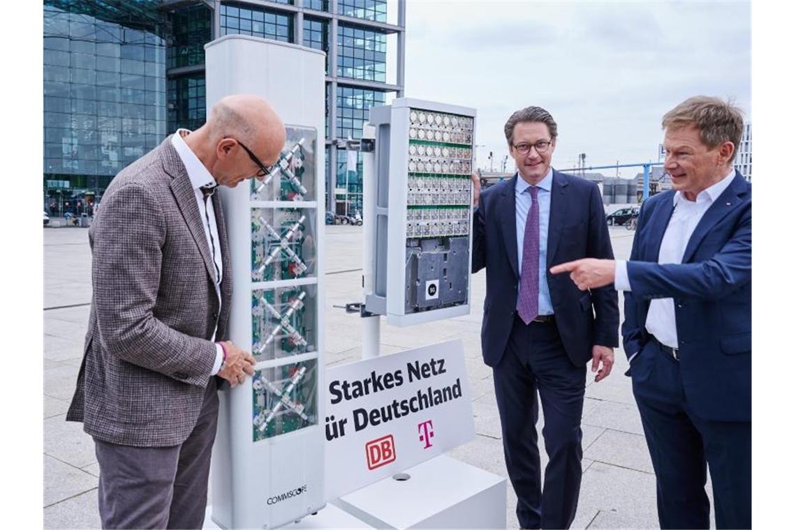 Telekom-Chef Timotheus Höttges (l-r), Bundesverkehrsminister Andreas Scheuer und Bahn-Chef Richard Lutz stehen vor dem Berliner Hauptbahnhof neben einer 4G- und 5G-Antenne. Foto: Annette Riedl/dpa