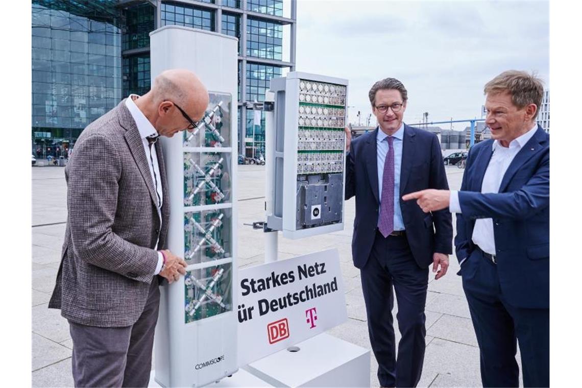 Lückenloses Mobilfunknetz entlang aller Bahnstrecken Telekom-Chef Timotheus Höttges (l-r), Bundesverkehrsminister Andreas Scheuer und Bahn-Chef Richard Lutz stehen vor dem Berliner Hauptbahnhof neben einer 4G- und 5G-Antenne. Foto: Annette Riedl/dpa