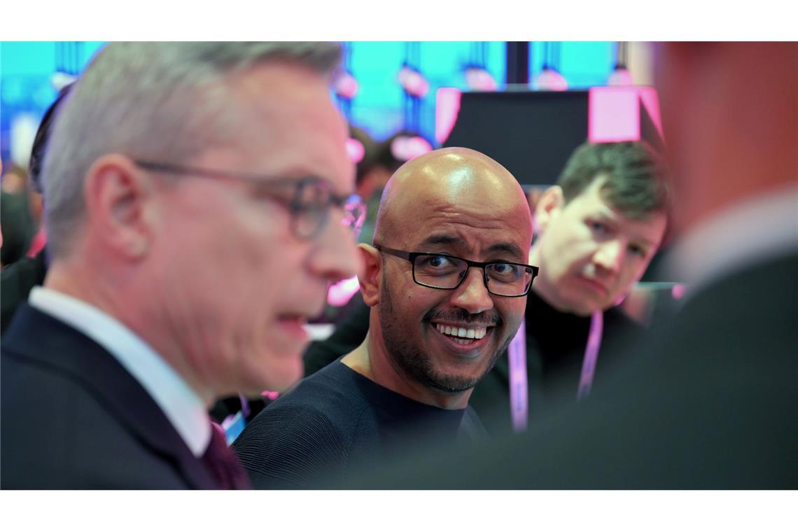 Telekom-Technologievorstand Abdu Mudesir (Mitte) bei einem Messerundgang mit Bundesdigitalminister Karsten Wildberger (links).