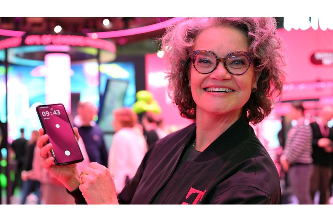 Telekom-Vorständin Claudia Nemat hält große Stücke auf das neue Smartphone ihrer Firma.