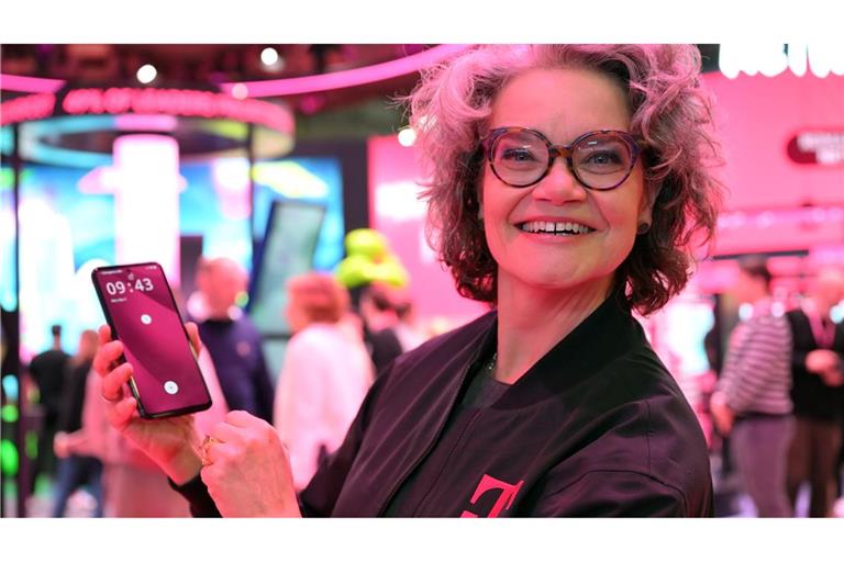 Telekom-Vorständin Claudia Nemat hält große Stücke auf das neue Smartphone ihrer Firma.