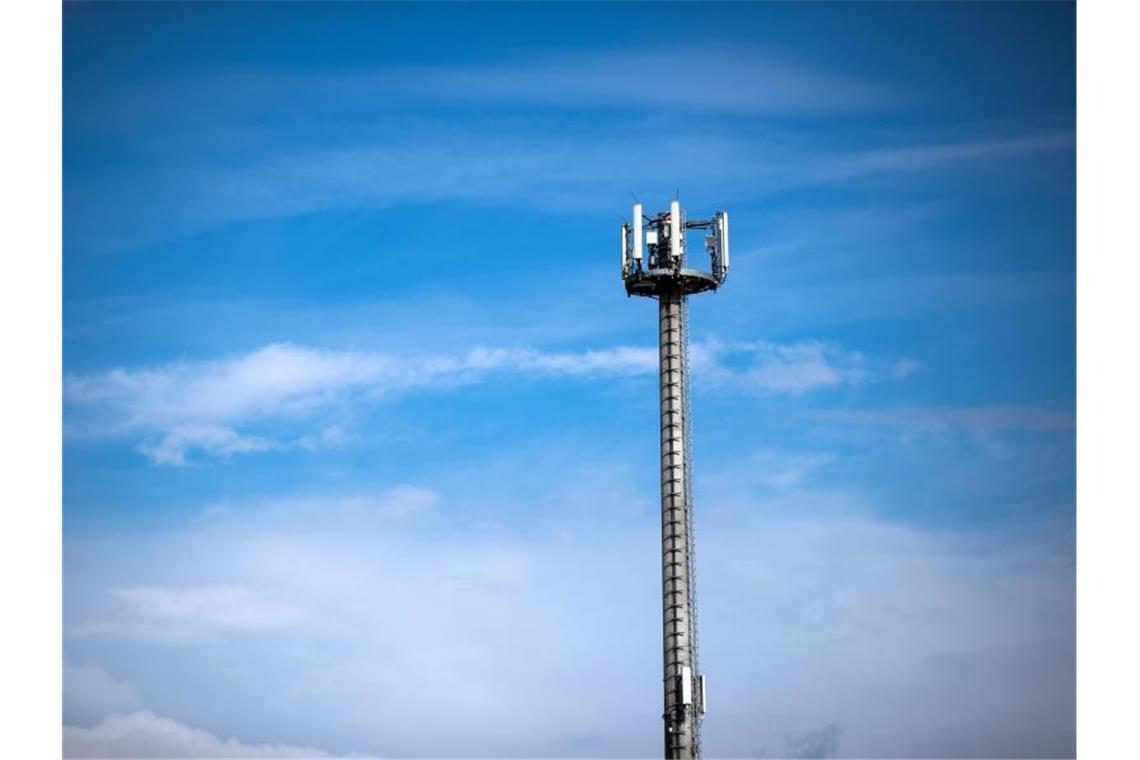 Telekommunikationskonzerne machen sich für eine Regeländerung stark, um einen besseren Netzausbau zu ermöglichen. Foto: Jens Büttner/zb/dpa