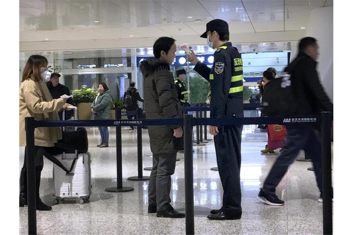 Temperaturmessung am Flughafen Wuhan Tianhe International Airport bei den Passagieren. Die Verunsicherung durch den Coronavirus ist groß. Foto: Emily Wang/AP/dpa