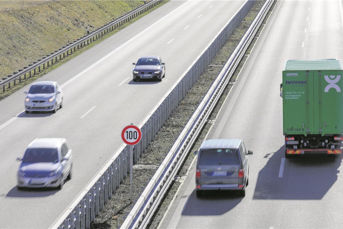 Der Ruf nach Tempo 100 bleibt ungehört Tempo 100 auf der vierspurigen B14 wie vor dem Leutenbachtunnel reicht allemal: Das findet die SPD-Kreistagsfraktion. Für ein generelles Limit auf den komfortabel ausgebauten Bundesstraßen im Kreis gibt es aber bislang keine Veranlassung, sagen dagegen die Behörden. Foto: A. Becher