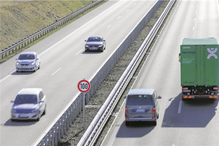 Tempo 100 auf der vierspurigen B14 wie vor dem Leutenbachtunnel reicht allemal: Das findet die SPD-Kreistagsfraktion. Für ein generelles Limit auf den komfortabel ausgebauten Bundesstraßen im Kreis gibt es aber bislang keine Veranlassung, sagen dagegen die Behörden. Foto: A. Becher