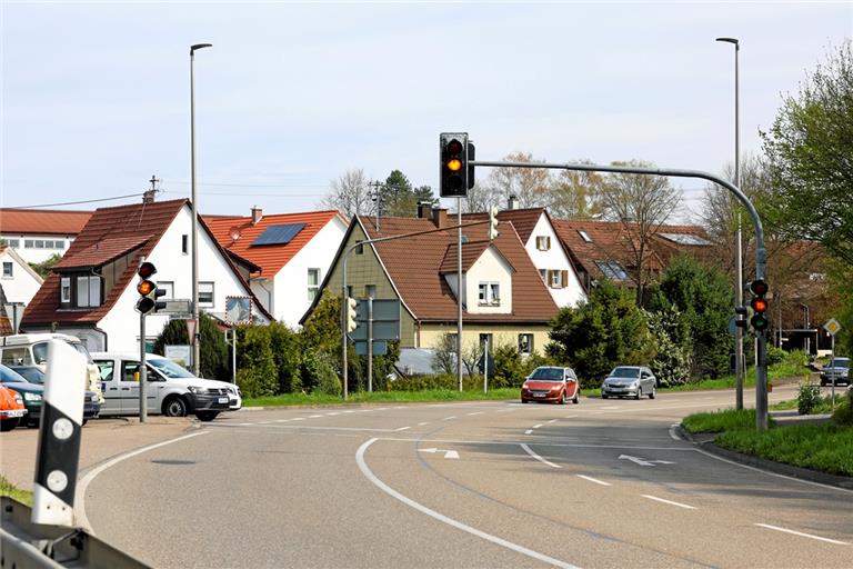 Tempo 30 auf der Bundesstraße? In der Maubacher Ortsdurchfahrt wird das auf der B14 wohl bald Realität. Bei fünf Gebäuden haben Experten dort Lärmpegel von mehr als 70 Dezibel berechnet. Der Grenzwert liegt bei 65 Dezibel. Foto: Alexander Becher