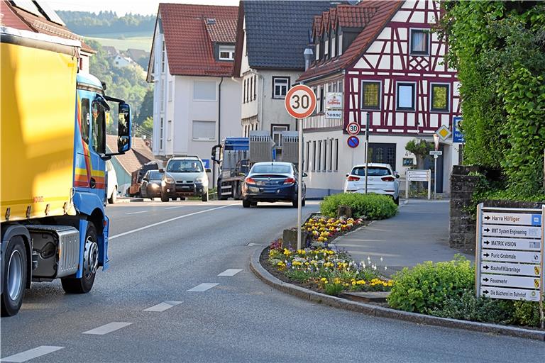 Tempo 30 trotz Bundesstraße: Bei der Ortsdurchfahrt von Oppenweiler ist der Spagat gelungen. Foto: Tobias Sellmaier