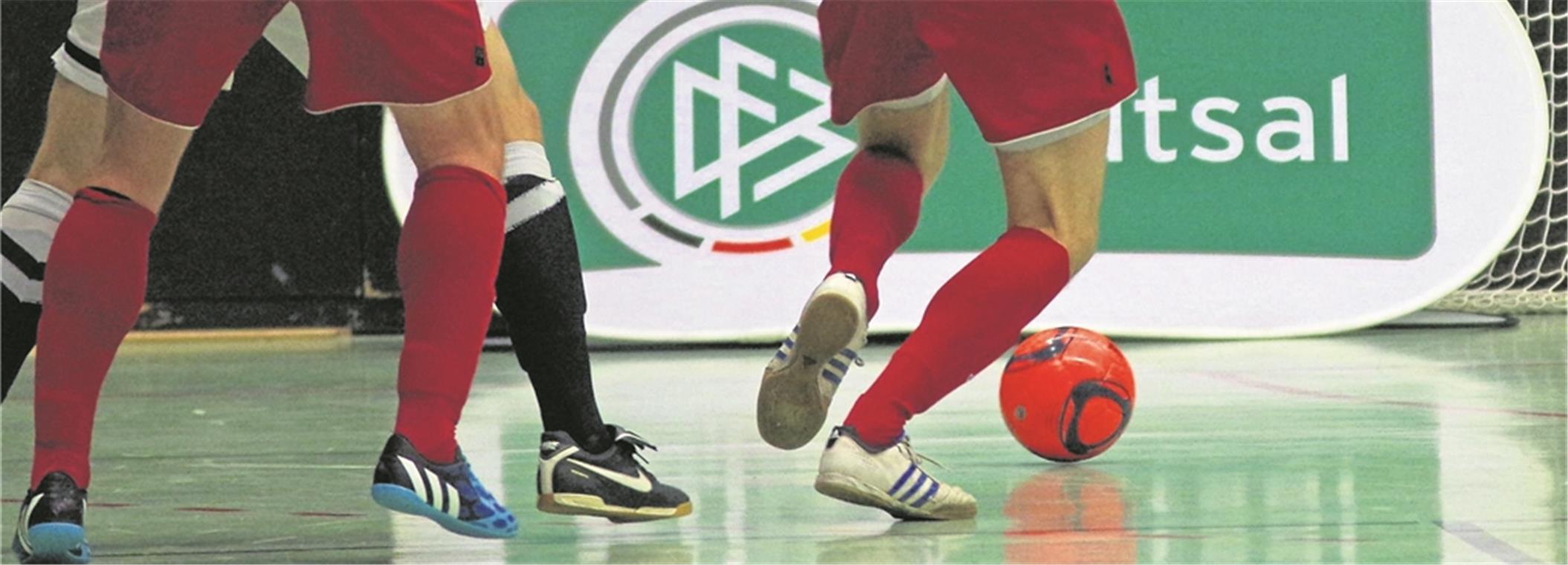 Temporeich und ideal für technisch gute Kicker: Futsal, die neue Art des Hallenfußballs. Deutschlands beste Spieler sind demnächst in Stuttgart beim Länderspiel gegen die Schweiz am Ball. Foto: Imago