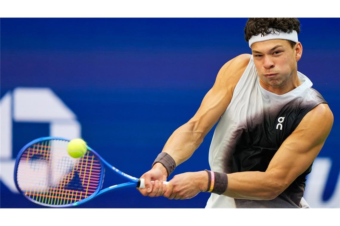 Tennis: Grand Slam/ATP-Tour - US Open, Einzel, Männer, Finale,
Zverev (Deutschland) - Shelton (USA). Ben Shelton in Aktion. (zu dpa: «Wie Becker: Zverev krönt sich zum US-Open-Sieger»)