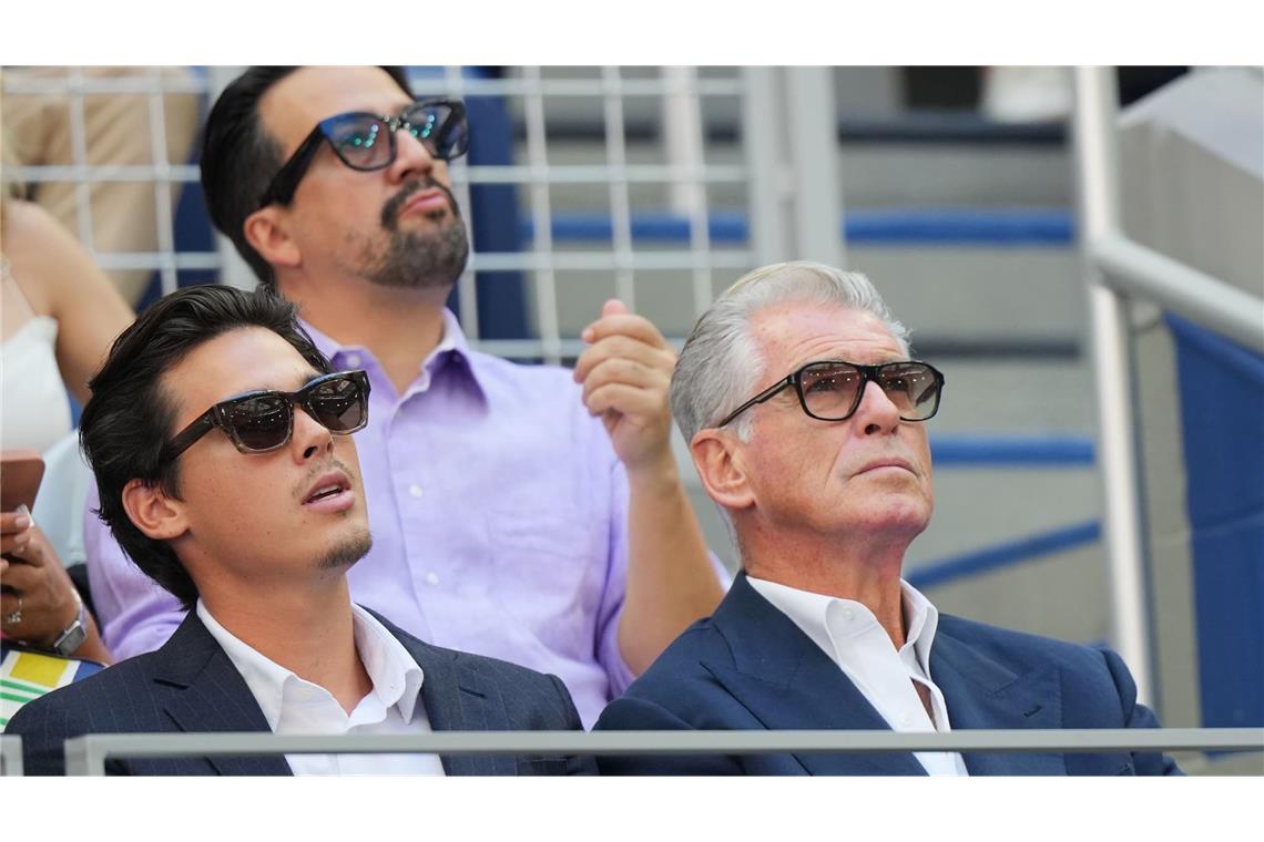 Tennis: Grand Slam/ATP-Tour - US Open, Einzel, Männer, Finale,
Zverev (Deutschland) - Shelton (USA). Pierce Brosnan (r) ist unter den Zuschauern zu sehen. (zu dpa: «Wie Becker: Zverev krönt sich zum US-Open-Sieger»)